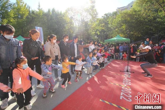 资料图。图为北京一社区内进行的2020年北京市青少年体质促进趣味运动会,开展社区青少年的健身普及活动。 资料图。图为北京一社区内进行的2020年北京市青少年体质促进趣味运动会,开展社区青少年的健身普及活动。