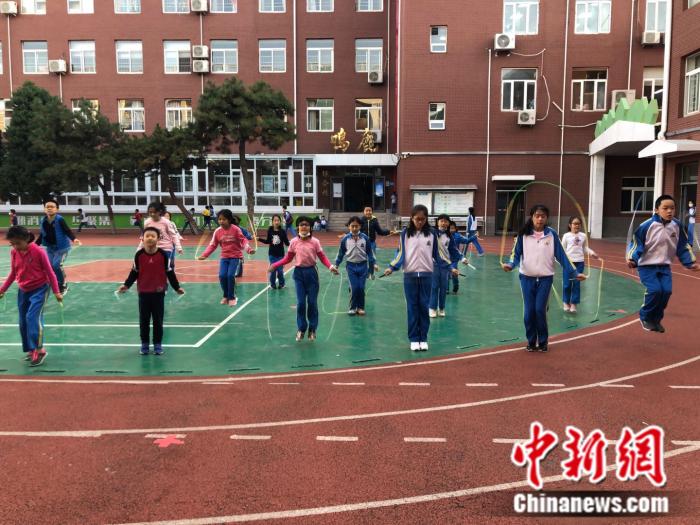 农科院附小的跳绳培训班在训练中。唐雪鹏 供图 农科院附小的跳绳培训班在训练中。唐雪鹏 供图
