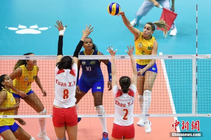 资料图：2019年10月22日晚，第七届世界军人运动会女排决赛在湖北武汉举行，中国八一女排1:3负于巴西女排，屈居亚军，朝鲜队获得第三名。图为巴西队球员艾琳·布拉加(2号)在比赛中扣球。/p中新社记者 何蓬磊 摄