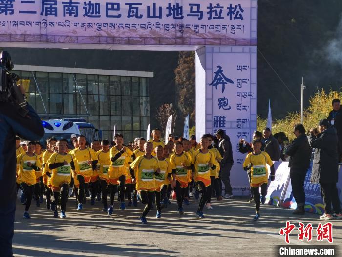 林芝广东实验学校的数十名孩子参加5公里迷你跑的赛事 唐贵江 摄 林芝广东实验学校的数十名孩子参加5公里迷你跑的赛事 唐贵江 摄