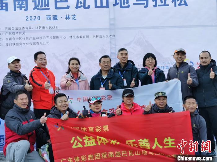 广东省田径协会、广东省体育彩票中心联合组建的“广东体彩跑团” 唐贵江 摄 广东省田径协会、广东省体育彩票中心联合组建的“广东体彩跑团” 唐贵江 摄