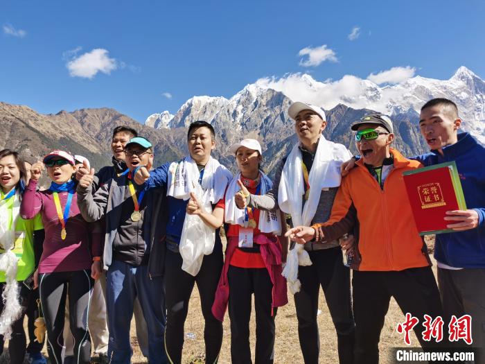 完成赛事的“广东体彩跑团”雪山下合影 唐贵江 摄 完成赛事的“广东体彩跑团”雪山下合影 唐贵江 摄