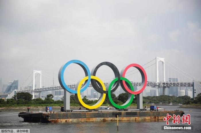 当地时间8月6日,日本东京御台场海滨公园的巨型奥运五环暂时被拆除回厂进行维修。 当地时间8月6日,日本东京御台场海滨公园的巨型奥运五环暂时被拆除回厂进行维修。