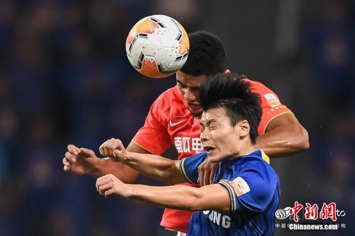蒋光太与罗竞争抢头球。图片来源:ICphoto 蒋光太与罗竞争抢头球。图片来源:ICphoto