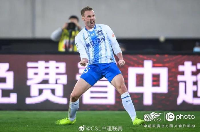 泰达一胜保级的戏码,前无古人,恐怕也难有来者了。 中超联赛/IC photo官方供图 泰达一胜保级的戏码,前无古人,恐怕也难有来者了。 中超联赛/IC photo官方供图