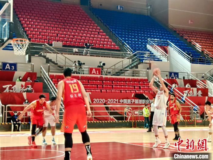 此役四川男篮的年轻球员同样表现优秀，在球队困难的时候主动在攻防两端担起重担。四川男篮供图