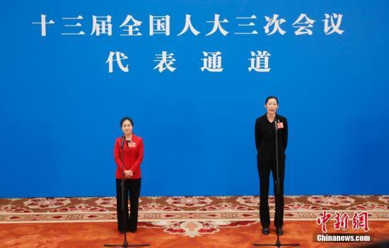 资料图：5月22日，第十三届全国人民代表大会第三次会议举行首场“代表通道”采访活动。图为全国人大代表王润梅(左)、朱婷通过网络视频方式接受采访。/p中新社记者 杜洋 摄