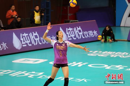 资料图：12月28日，2019—2020赛季女排超级联赛半决赛展开第二轮争夺，已经先胜一场的天津女排客场挑战北京女排。经过五局鏖战，朱婷领衔的天津队以3：2(25：23，25：23，22：25，18：25，15：5)战胜北京女排，以大比分2：0进入决赛，朱婷拿到29分。另一个决赛名额将在广州恒大女排和上海女排之间产生。图为朱婷在比赛中发球。/p中新网记者 田博川 摄