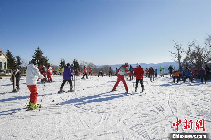 滑雪爱好者在雪道上畅滑 吕品 摄 滑雪爱好者在雪道上畅滑 吕品 摄