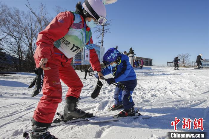 滑雪教练教授小朋友滑雪 吕品 摄 滑雪教练教授小朋友滑雪 吕品 摄