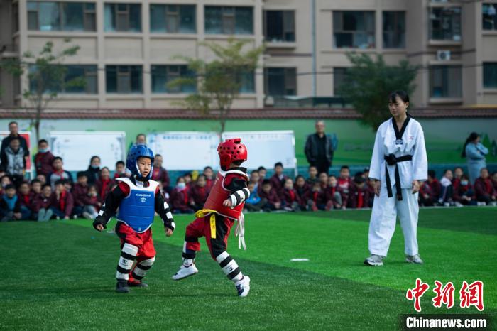 图为大砂坪小学将武术作为特色课程的跆拳道表演。 张婧 摄 图为大砂坪小学将武术作为特色课程的跆拳道表演。 张婧 摄