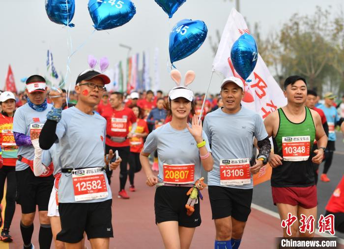 跑者沿着滹沱河畔跑步 翟羽佳 摄 跑者沿着滹沱河畔跑步 翟羽佳 摄