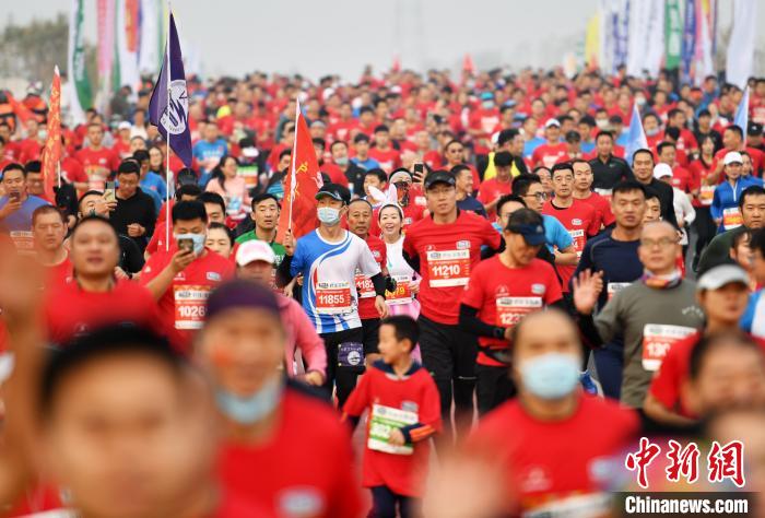 当天3000多名跑者参与 翟羽佳 摄 当天3000多名跑者参与 翟羽佳 摄
