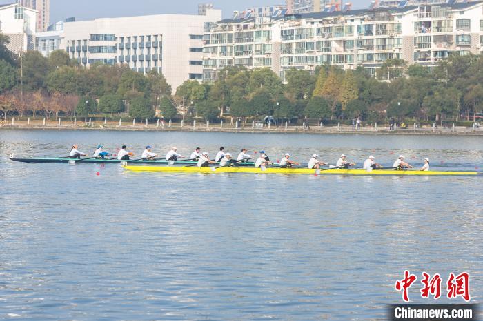 11月15日上午,在江西南昌的青山湖水域,参赛的赛艇选手们正在广阔的湖面上奋力划桨,展开激烈的角逐。 刘力鑫 摄 11月15日上午,在江西南昌的青山湖水域,参赛的赛艇选手们正在广阔的湖面上奋力划桨,展开激烈的角逐。 刘力鑫 摄