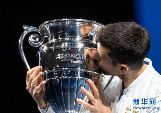 ATP年终总决赛:焦科维奇获颁年终第一奖杯