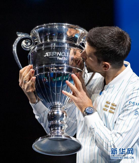 ATP年终总决赛:焦科维奇获颁年终第一奖杯