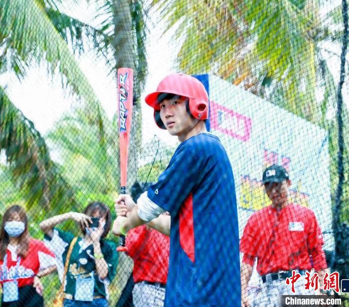 棒球爱好者在沙滩棒球活动区体验棒球打击。MLB供图 棒球爱好者在沙滩棒球活动区体验棒球打击。MLB供图