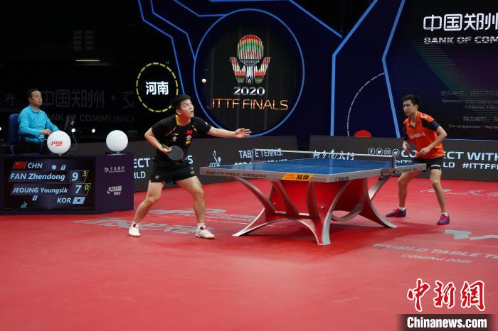 图为2020国际乒联总决赛男单16强赛中，中国名将樊振东对战韩国选手郑荣植。　阚力 摄