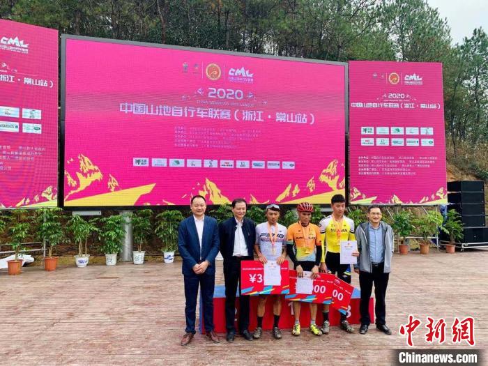 精英男子组越野赛颁奖典礼。　张斌 摄