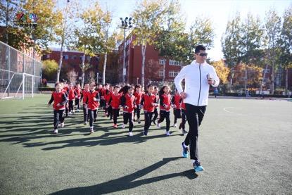 在世界大学生运动会半程马拉松冠军赵冉带领孩子开跑。主办方供图 在世界大学生运动会半程马拉松冠军赵冉带领孩子开跑。主办方供图
