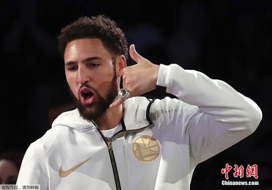 克雷-汤普森展示总冠军戒指。 克雷-汤普森展示总冠军戒指。