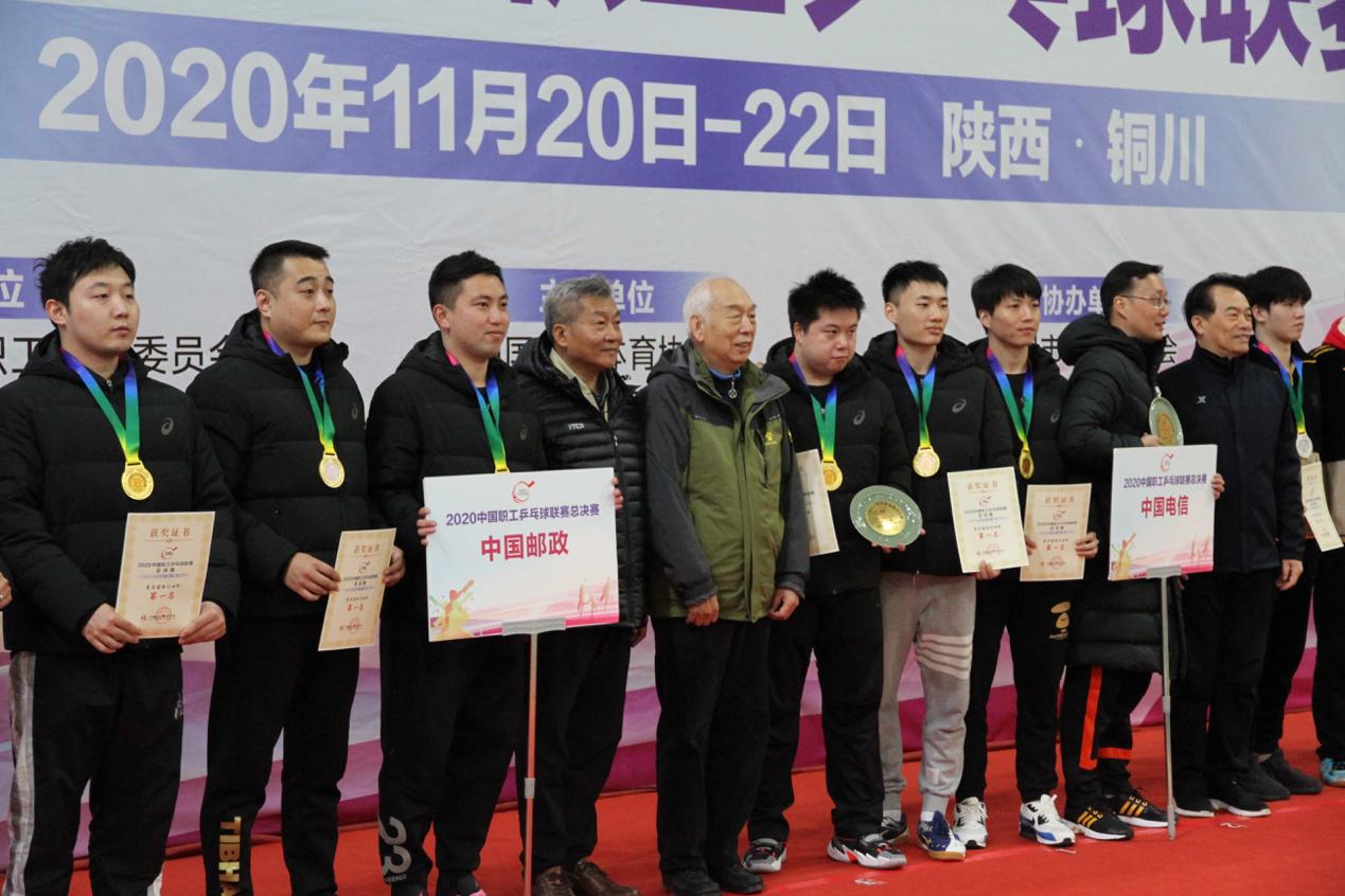闭幕式现场为选手颁奖。 主办方供图 闭幕式现场为选手颁奖。 主办方供图