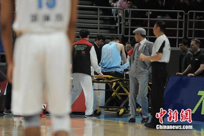 2019年12月25日,新疆队球员阿不都沙拉木在与北京首钢的CBA常规赛中受伤离场。李骏 摄 2019年12月25日,新疆队球员阿不都沙拉木在与北京首钢的CBA常规赛中受伤离场。李骏 摄