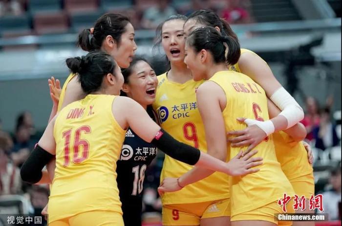 2019年9月28日,中国女排第五次获得世界杯冠军,这也是她们获得的第十个世界冠军。图片来源:视觉中国 2019年9月28日,中国女排第五次获得世界杯冠军,这也是她们获得的第十个世界冠军。图片来源:视觉中国