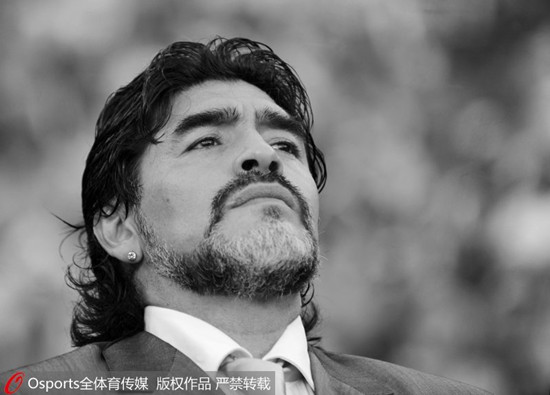 “一代球王”马拉多纳去世世界足坛缅怀传奇
