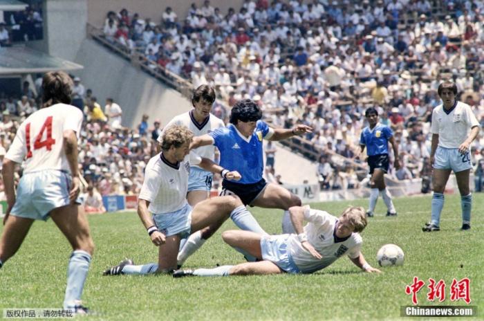 1986年6月22日,墨西哥世界杯四分之一决赛阿根廷对阵英格兰的比赛中,马拉多纳连过数人,上演“世纪进球”。 1986年6月22日,墨西哥世界杯四分之一决赛阿根廷对阵英格兰的比赛中,马拉多纳连过数人,上演“世纪进球”。