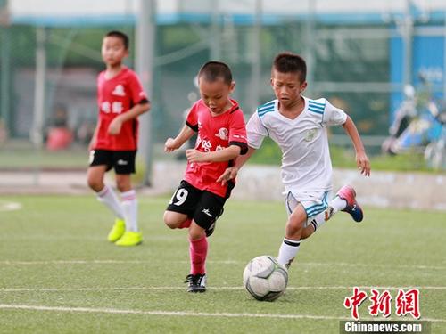 资料图:青少年足球比赛。中新社记者 曾开宏 摄 资料图:青少年足球比赛。/p中新社记者 曾开宏 摄