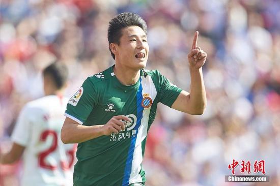 北京时间2月16日,西甲24轮西班牙人2:2战平塞维利亚。中国球员武磊首发登场,并在比赛的第49分钟破门,帮助球队2:1反超比分。这也是武磊本赛季的第一粒联赛客场进球,此前他曾在主场攻破过巴萨、赫塔菲的球门。 北京时间2月16日,西甲24轮西班牙人2:2战平塞维利亚。中国球员武磊首发登场,并在比赛的第49分钟破门,帮助球队2:1反超比分。这也是武磊本赛季的第一粒联赛客场进球,此前他曾在主场攻破过巴萨、赫塔菲的球门。
