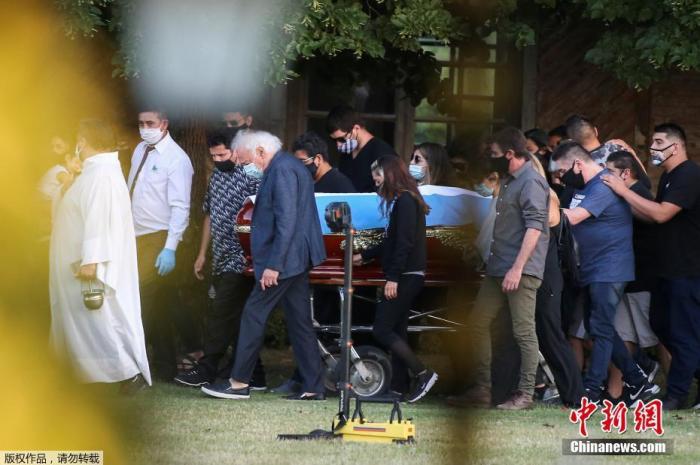 当地时间11月26日,传奇球王马拉多纳的灵柩运抵首都布宜诺斯艾利斯郊区的贝拉维斯塔公墓,民众自发在路边护送灵车,与球王做最后的告别。 当地时间11月26日,传奇球王马拉多纳的灵柩运抵首都布宜诺斯艾利斯郊区的贝拉维斯塔公墓,民众自发在路边护送灵车,与球王做最后的告别。