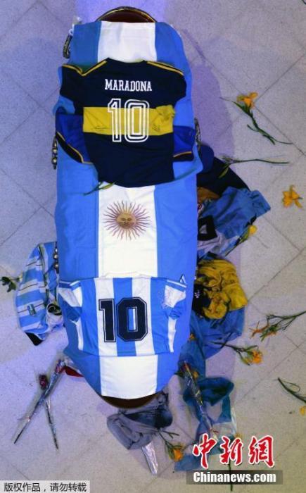 当地时间11月26日，阿根廷首都布宜诺斯艾利斯，“球王”马拉多纳的悼念仪式在总统府玫瑰宫。马拉多纳的灵柩上，覆盖着阿根廷国旗以及阿根廷国家队和博卡青年的两件10号球衣。