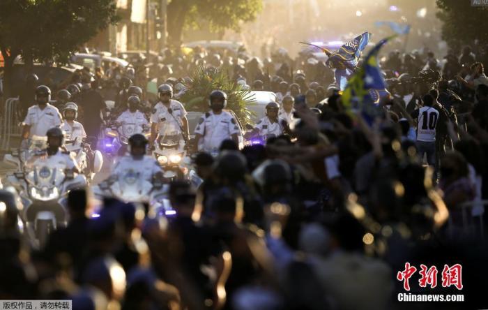 当地时间11月26日,传奇球王马拉多纳的灵柩运抵首都布宜诺斯艾利斯郊区的贝拉维斯塔公墓,民众自发在路边护送灵车,与球王做最后的告别。 当地时间11月26日,传奇球王马拉多纳的灵柩运抵首都布宜诺斯艾利斯郊区的贝拉维斯塔公墓,民众自发在路边护送灵车,与球王做最后的告别。