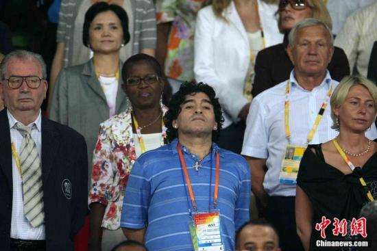 资料图：2008年8月19日，北京奥运会男足第二场半决赛在北京工人体育场举行，球王马拉多纳到场观看巴西、阿根廷遭遇战。/p中新社记者 任晨鸣 摄