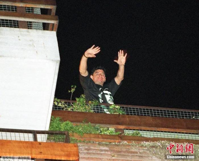 本以为天一亮,还会看到这样的场景。也许老马还会再爆两句粗口,挖苦下那些造谣自己去世的人。 本以为天一亮,还会看到这样的场景。也许老马还会再爆两句粗口,挖苦下那些造谣自己去世的人。