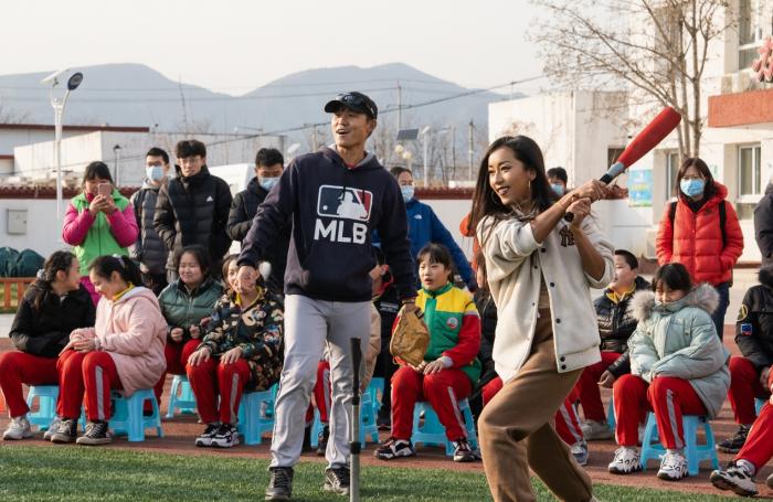 吉克隽逸和学生们共同学习打棒球的技巧。MLB中国供图 吉克隽逸和学生们共同学习打棒球的技巧。MLB中国供图
