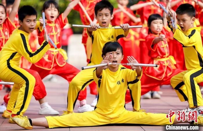 青少年表演双节棍。佛山市文化广电旅游体育局 供图 青少年表演双节棍。佛山市文化广电旅游体育局 供图