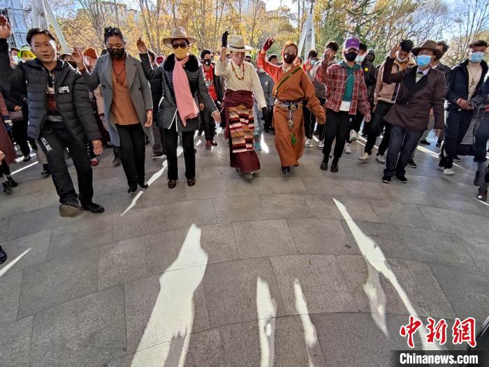 图为锅庄舞是西藏最为常见的舞蹈,当地民众随时随地都能跳起来。资料图 江飞波 摄 图为锅庄舞是西藏最为常见的舞蹈,当地民众随时随地都能跳起来。资料图 江飞波 摄