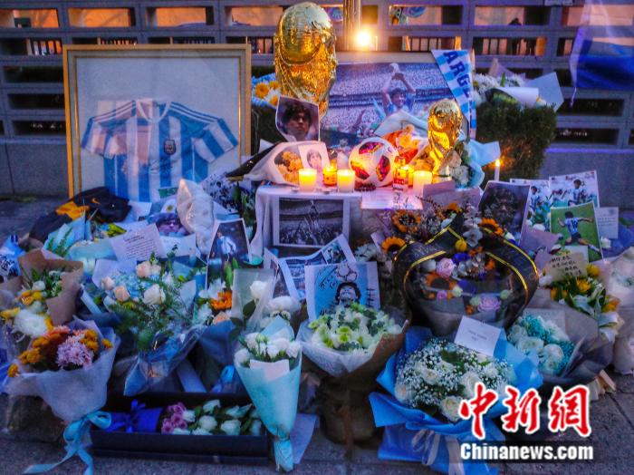 悼念者留下的花束。李霈韵 摄 悼念者留下的花束。李霈韵 摄