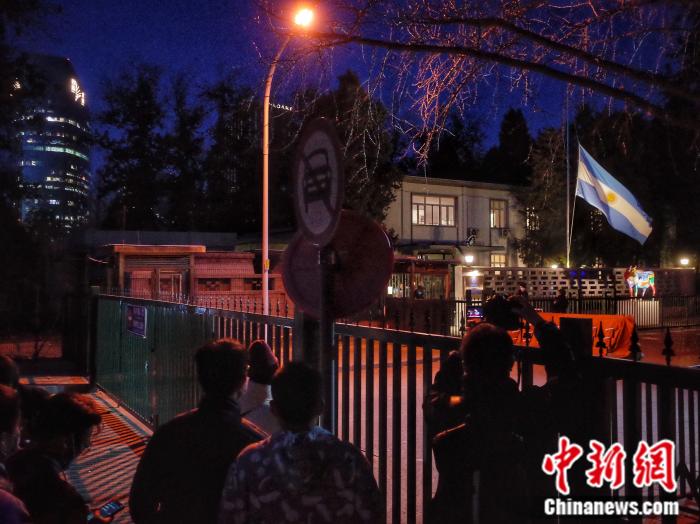 使馆关闭后仍旧有悼念者留守。李霈韵 摄 使馆关闭后仍旧有悼念者留守。李霈韵 摄