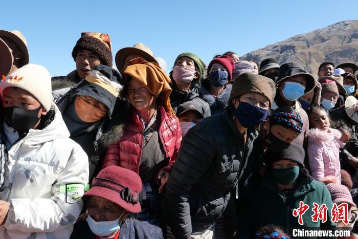 图为正在观看比赛的农牧民 谢牧 摄 图为正在观看比赛的农牧民 谢牧 摄