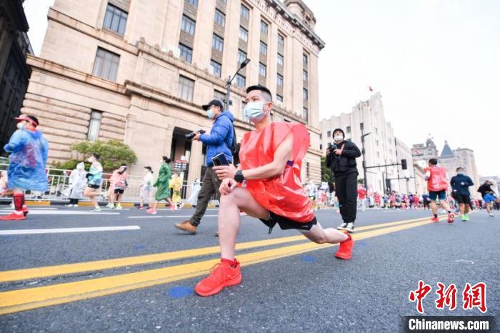第25届上海国际马拉松赛29日鸣枪开跑。上马组委会供图 第25届上海国际马拉松赛29日鸣枪开跑。上马组委会供图