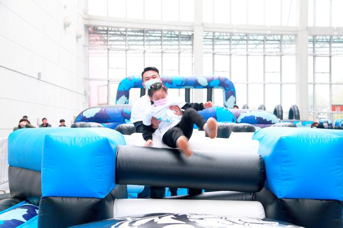 家长与孩子在比赛中 组委会供图