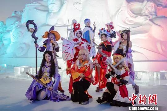 知名coser演绎当红手游《王者荣耀》中的英雄角色。图片来源:哈尔滨冰雪大世界。 知名coser演绎当红手游《王者荣耀》中的英雄角色。图片来源:哈尔滨冰雪大世界。
