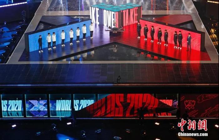 10月31日晚，2020英雄联盟全球总决赛冠军争夺战在上海落幕。最终来自韩国LCK赛区的DWG战队以3：1的比分战胜来自中国LPL赛区的SN战队，夺得2020英雄联盟全球总决赛世界冠军。/p中新社记者 殷立勤 摄