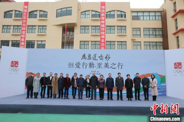 参加活动的嘉宾现场合影。张敏霞 供图 参加活动的嘉宾现场合影。张敏霞 供图