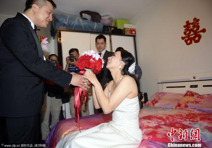 资料图:2013年9月21日,上海,“最美火炬手“金晶完婚化身幸福新娘,曾用身体保护圣火感动众人。图片来源:CFP视觉中国 资料图:2013年9月21日,上海,“最美火炬手“金晶完婚化身幸福新娘,曾用身体保护圣火感动众人。图片来源:CFP视觉中国