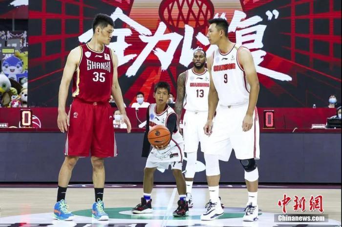 资料图:6月20日,广东东莞,19/20CBA复赛第一阶段,广东Vs山西,独臂篮球少年张家城亮相为比赛开球。图片来源:视觉中国 资料图:6月20日,广东东莞,19/20CBA复赛第一阶段,广东Vs山西,独臂篮球少年张家城亮相为比赛开球。图片来源:视觉中国